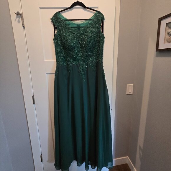 Beautiful green formal floor length gown - Picture 1 of 4